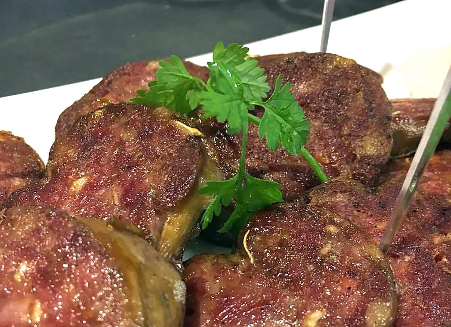Saucisson lyonnais au vin rouge | Sabodet lyonnais braisé au vin rouge