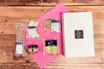 Charcuterie Sibilia - 𝗨𝗻 𝗡𝗼𝗲̈𝗹 𝟭𝟬𝟬% 𝗰𝗼𝗰𝗵𝗼𝗻 🐷 Jésu, Saucisson  brioché pistaché truffé, pâté en croûte, coffret cadeau Pour offrir à  vos proches ou pour vos repas de fin d'année, faites-vous livrer