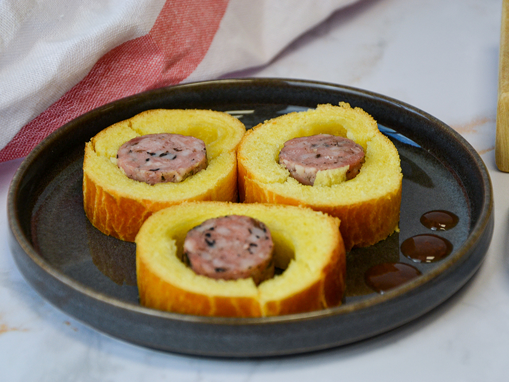 Saucisson-en-brioche-au-beurre-tranché