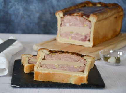 Pâté-croûte canard traiteur et médaillon de mousse de foie