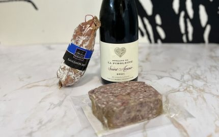 Assortiment avec 1 saucisson sec, 1 bouteille de vin et 1 tranche de terrine