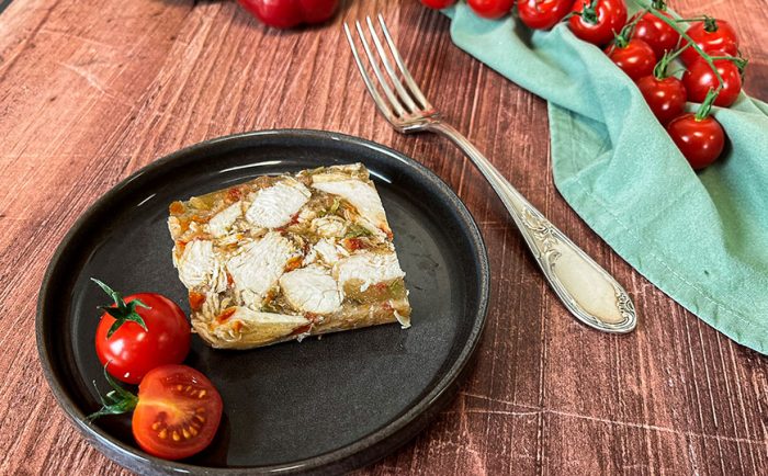 Tranche de terrine de poulet en gelée au citron, poivron et tomate