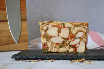 Terrine de poulet en gelée aux poivrons