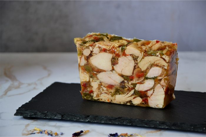 Terrine de poulet aux poivrons et tomates en gelée