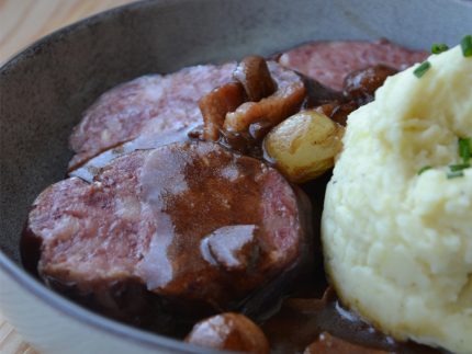Sauce au vin sur une tranche de sabodet