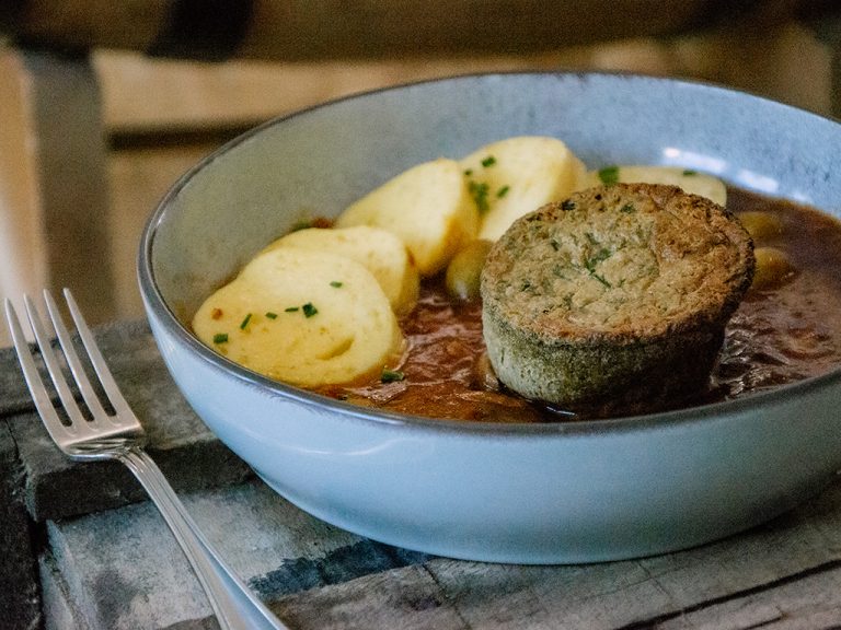 Gâteau de foie de volaille et quenelle nature en médaillons