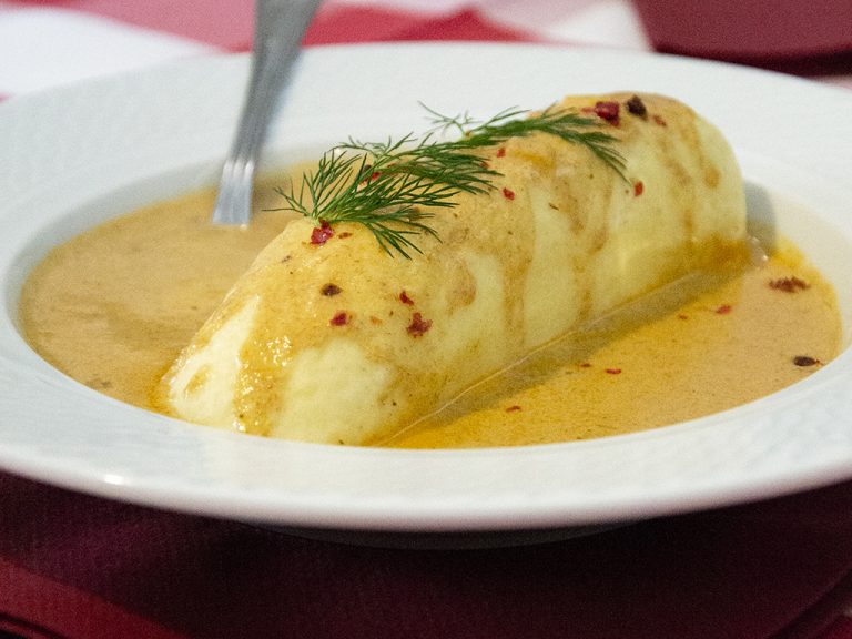 Quenelle de brochet sauce Nantua présentée dans une assiette