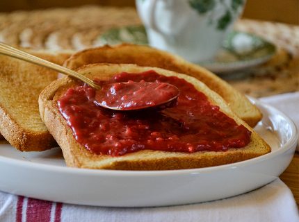 Tartine de pâte à tartiner à la praline
