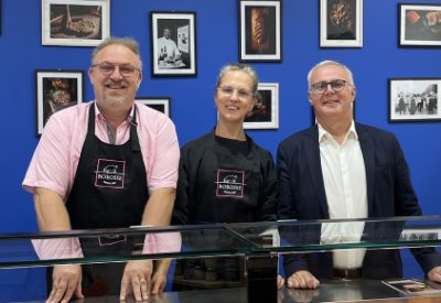 Lionel DUFRESNES, Maria et Pierre COUTURIER à la boutique de Vienne